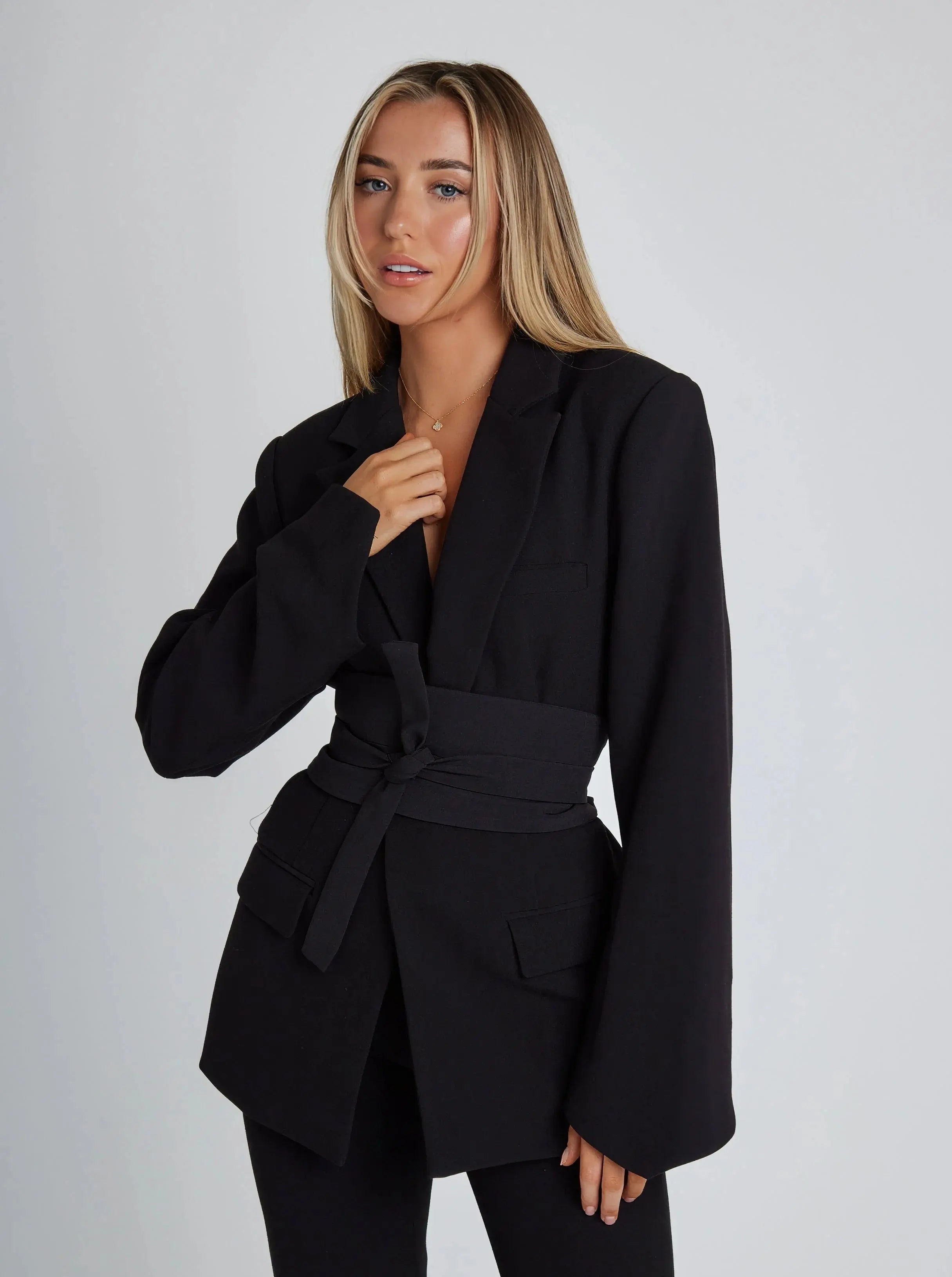 Elegant Belted Blazer – Stylish for Any Occasion