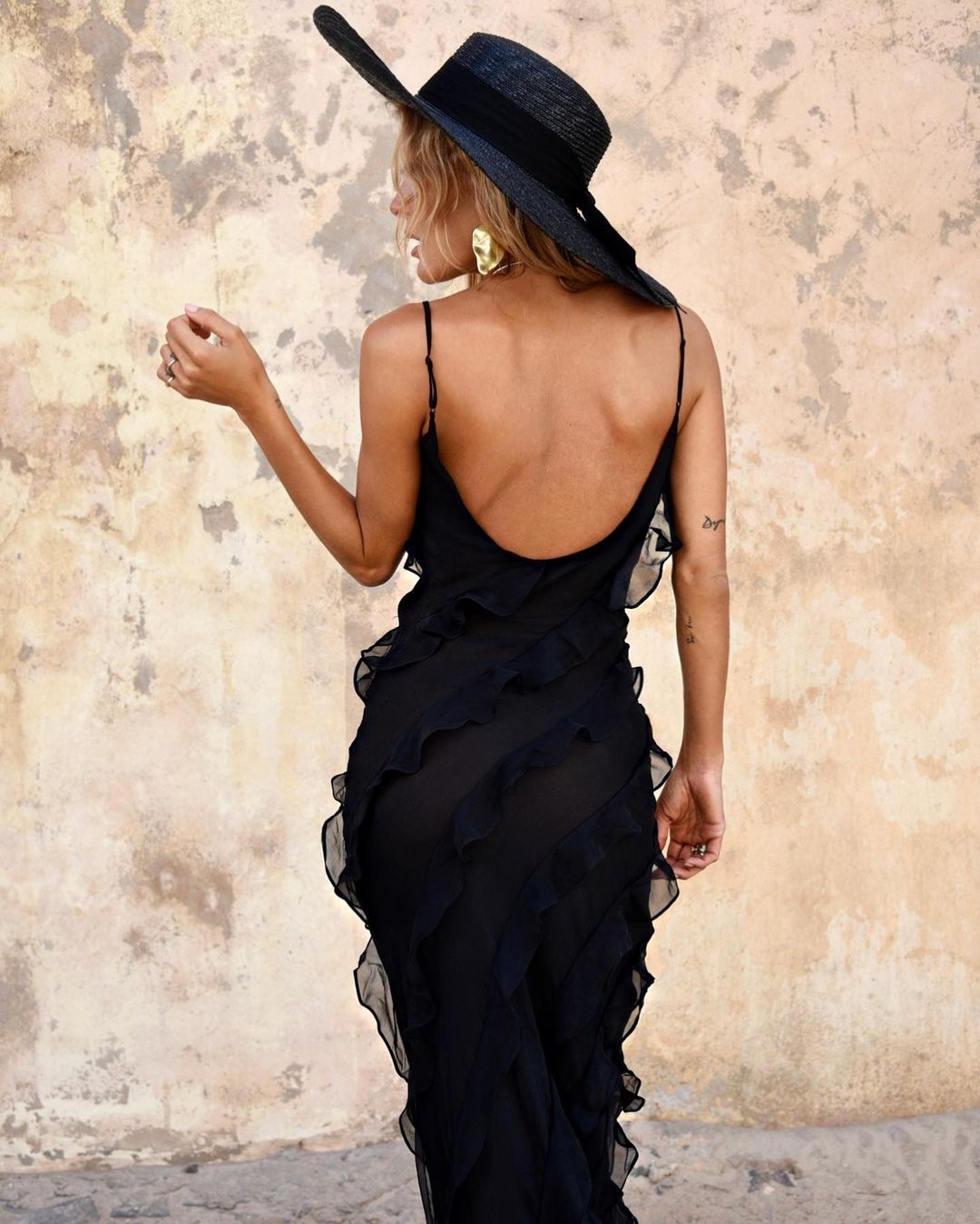 Ruffled Maxi Dress – Figure-Hugging Evening Style with Spaghetti Straps