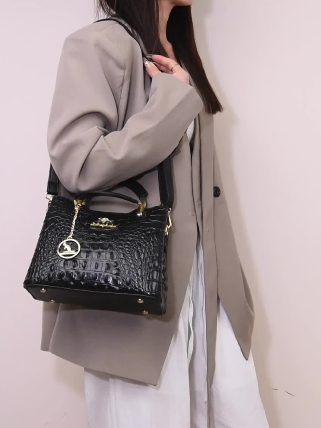 Green Crocodile-Embossed Handbag - Elegant Shoulder Purse with Detachable Strap and Chain Detail