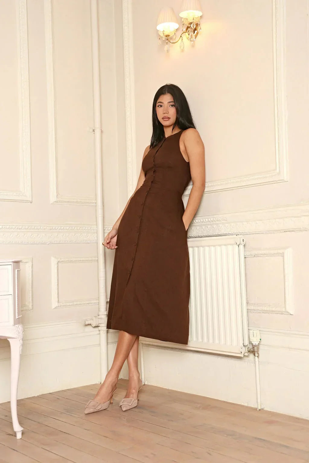 Sleeveless Brown Linen Midi Dress with Figure-Hugging Fit
