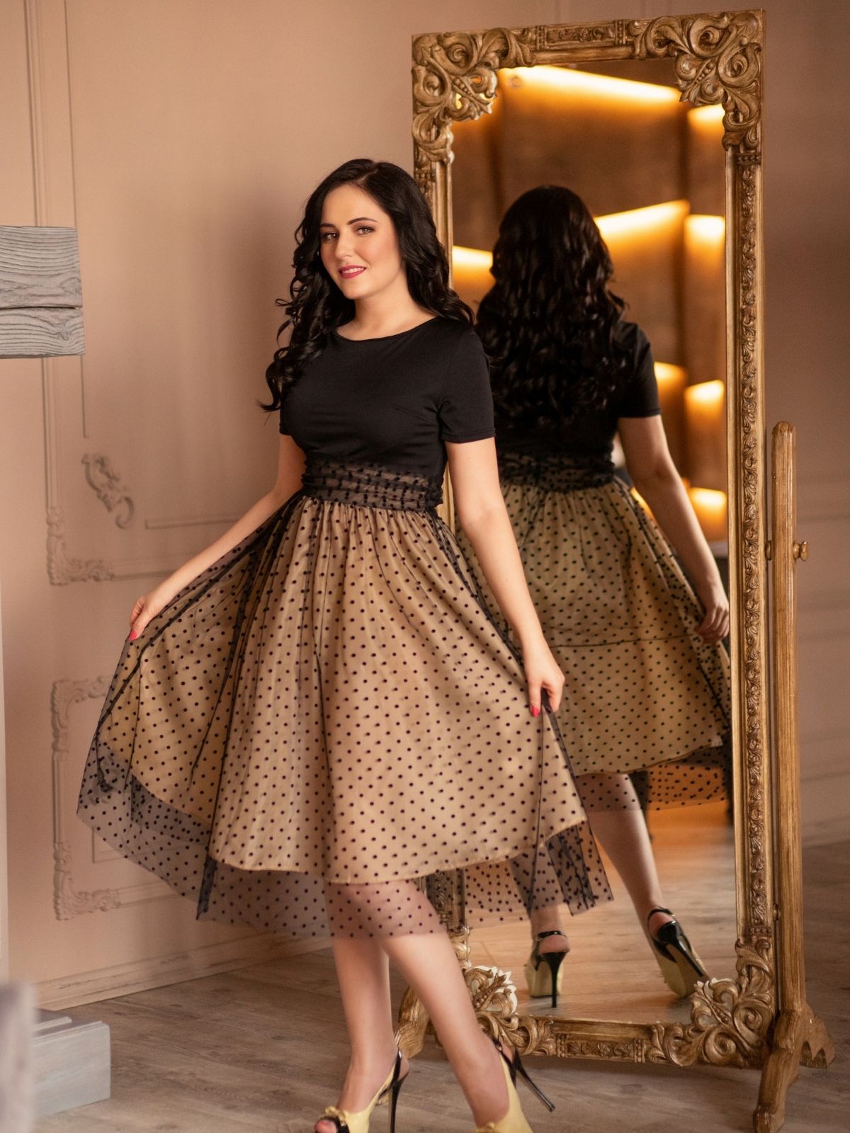 Vintage swing dress with polka dot print - detail shot
